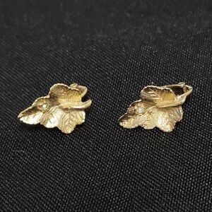 Vintage AVON Radiant Leaf Clip On Earrings - Goldtone Leaf with Rhinestone